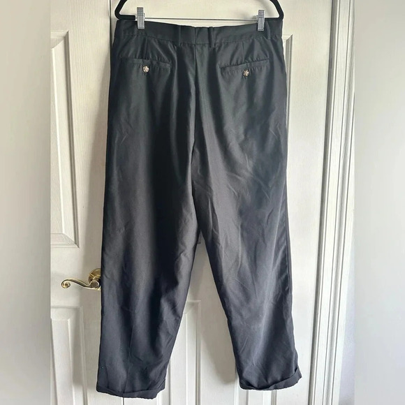 Greg Norman black, pleated golf slacks with a cuff. Size 38x30 - Picture 2 of 7